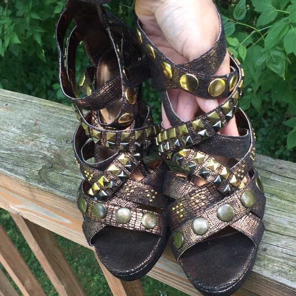 Studded bronze/ gold zipper back pumps - Picture 7 of 7